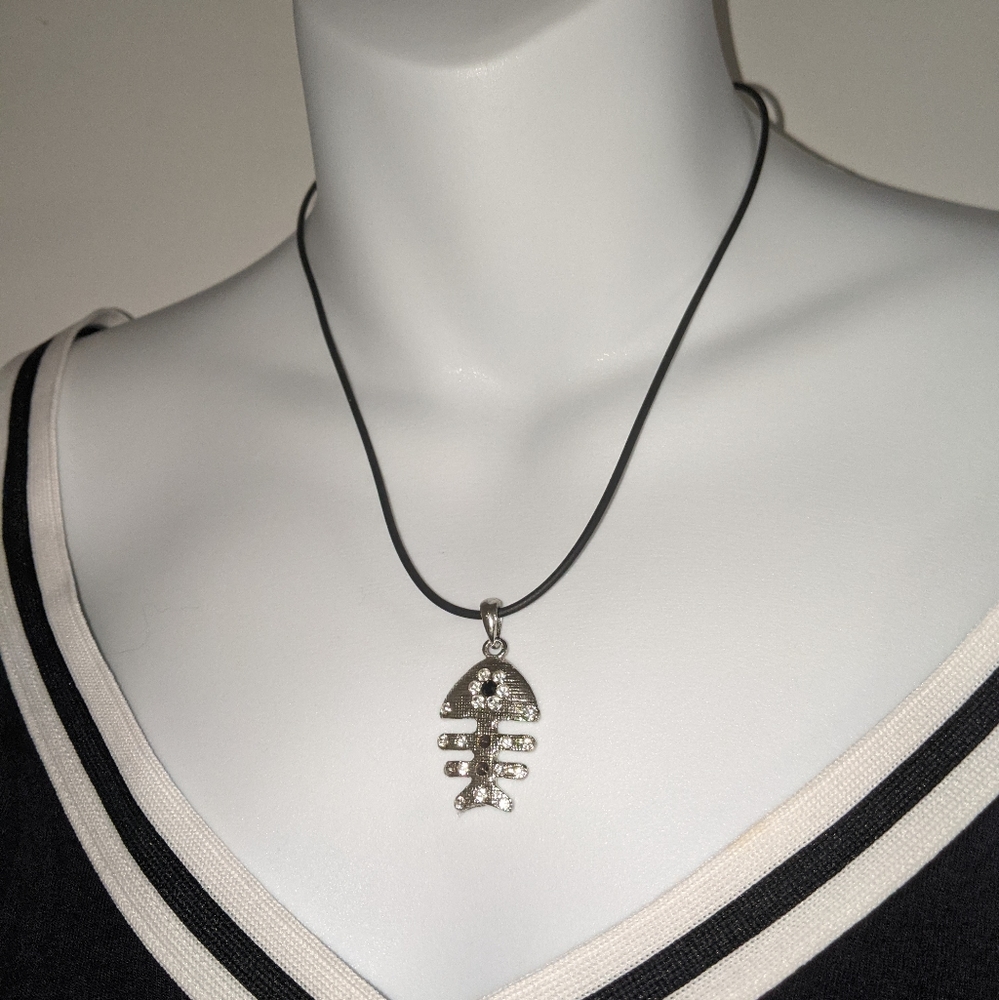 10/$25 Fish bone pendant necklace